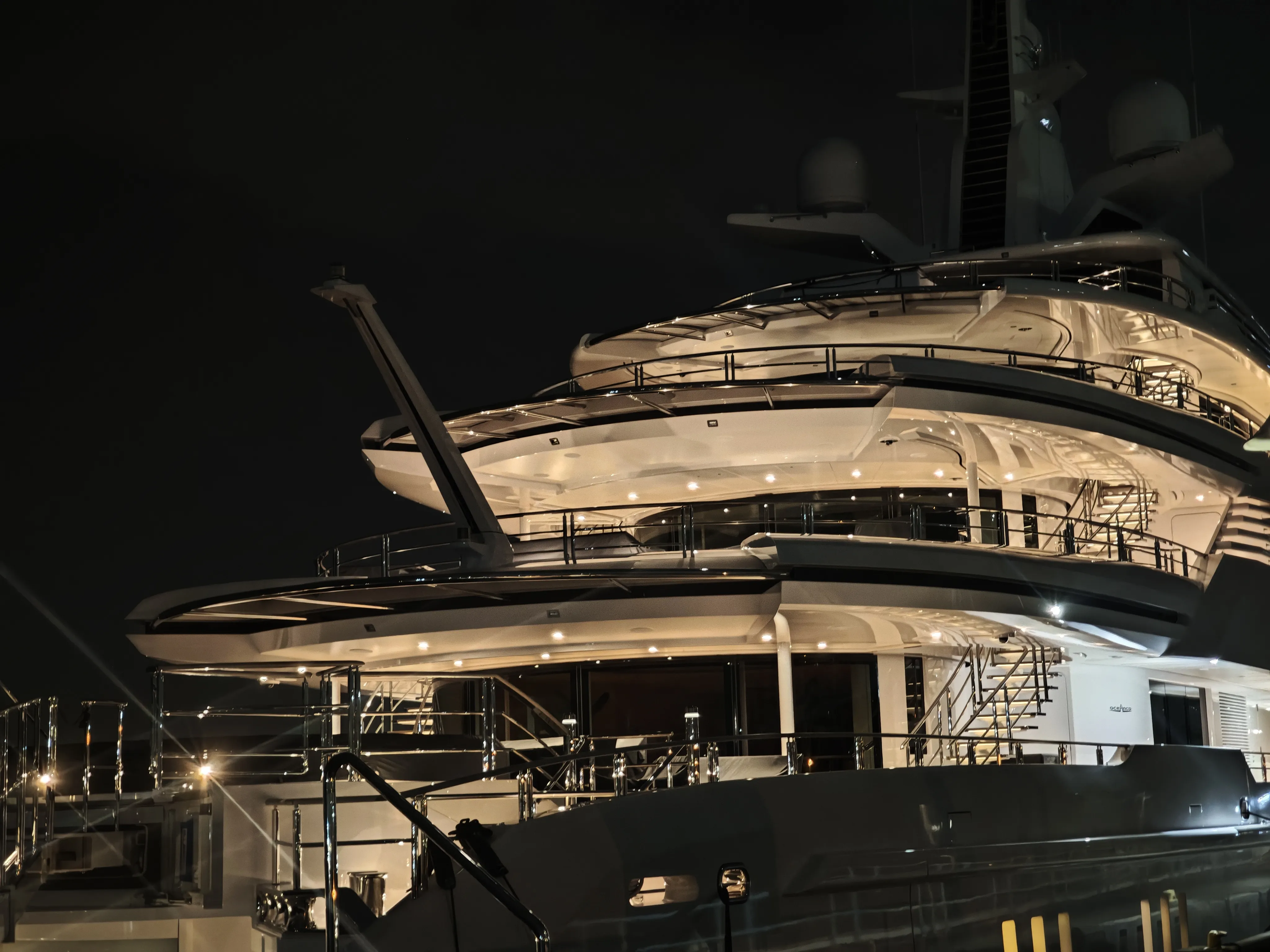 金碧辉煌的游轮，看了价格，只能说有这个钱我还是选择回长春躺平吧