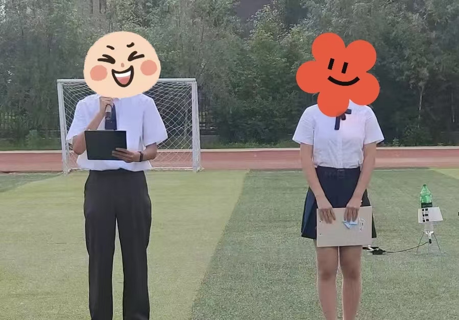 左边是我，右边是她