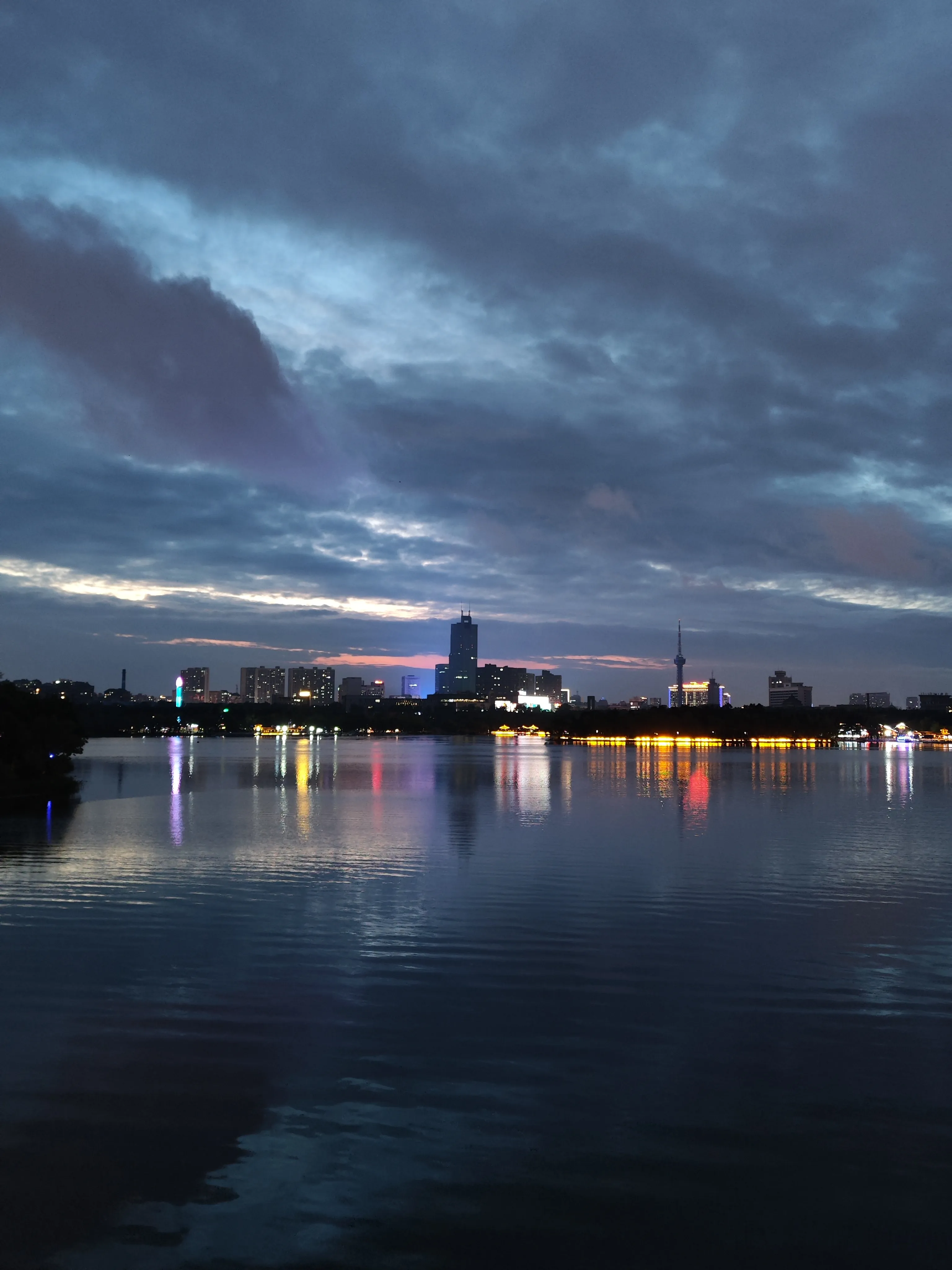 对岸的灯火很有感觉