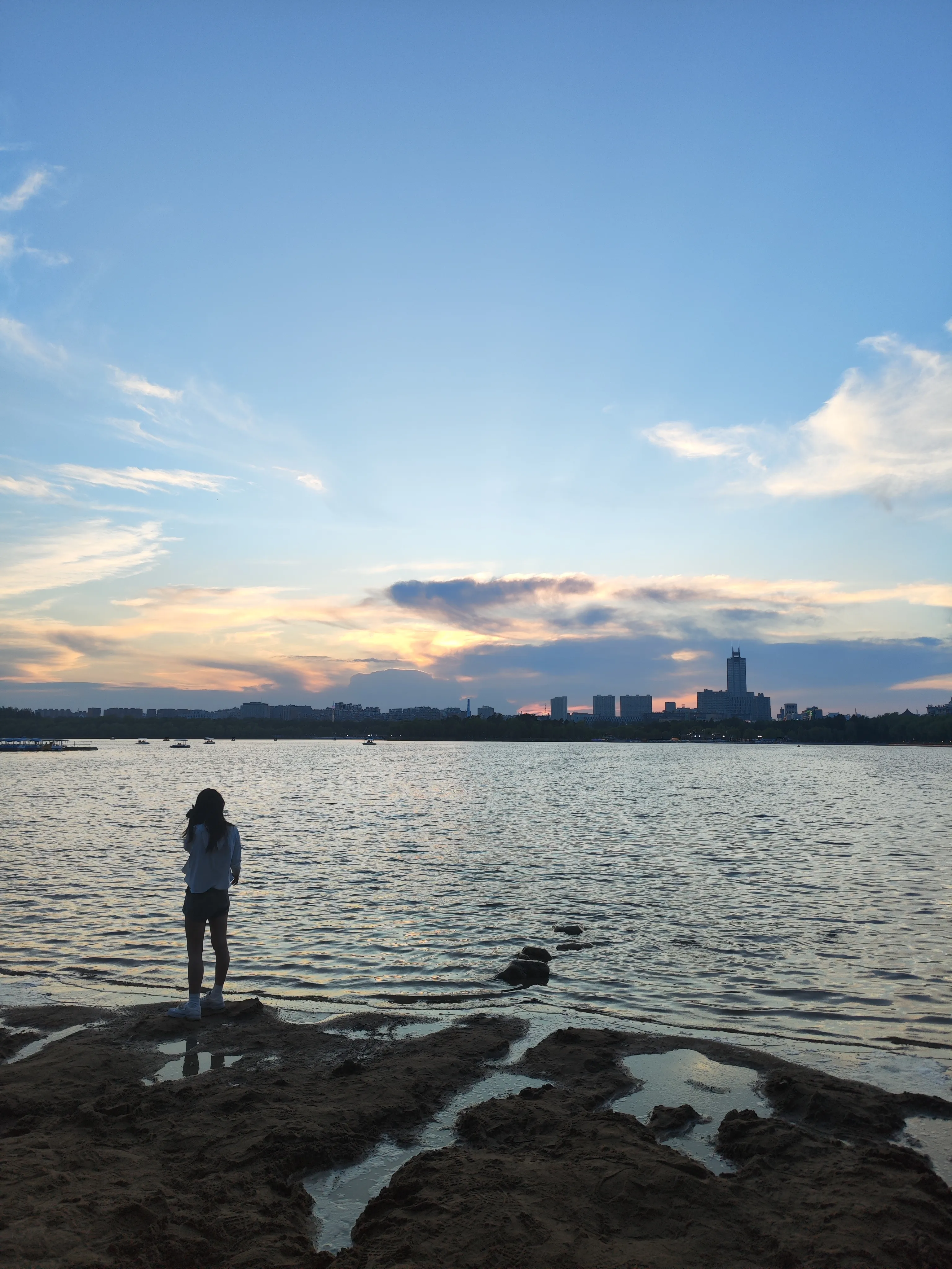 从沙滩眺望对岸,摄于2024年6月