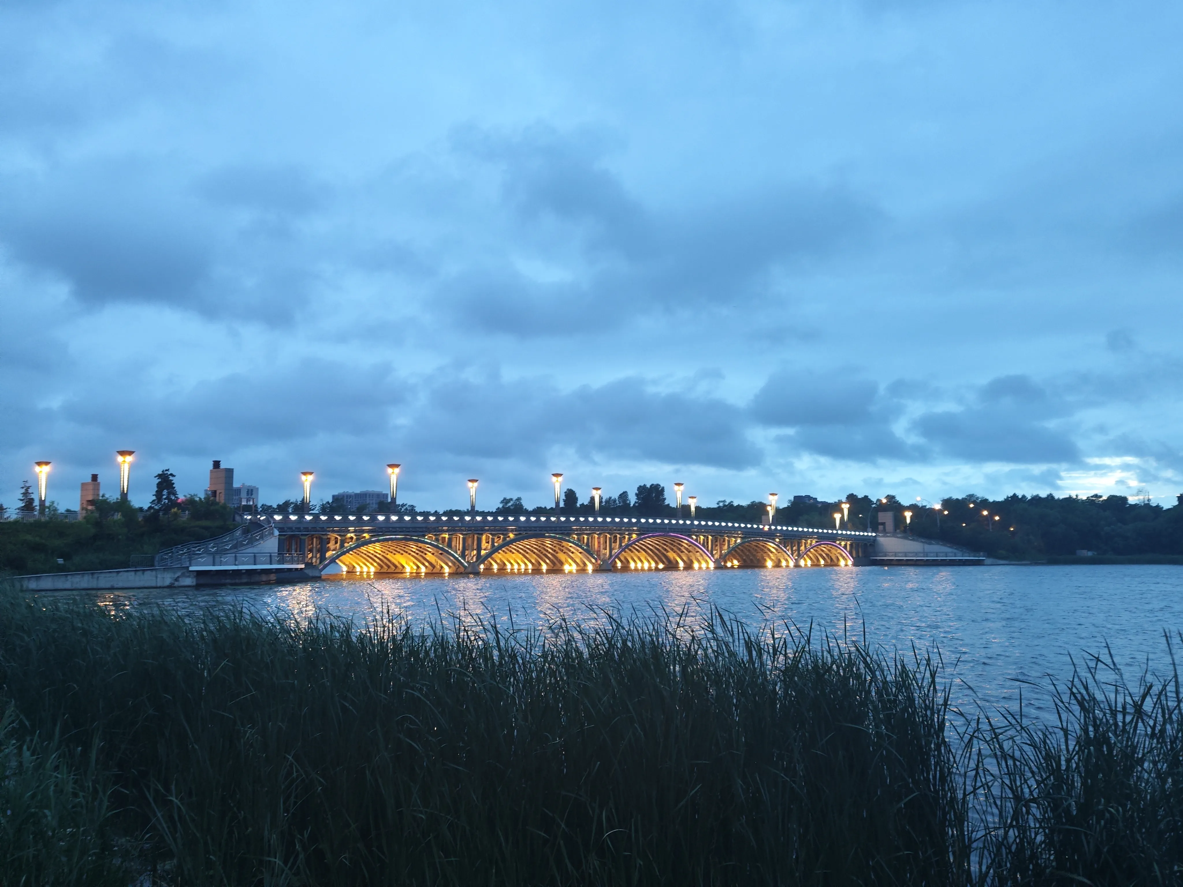 晚上的南湖大桥像是模型,虽然近在咫尺,但是感觉好不真实