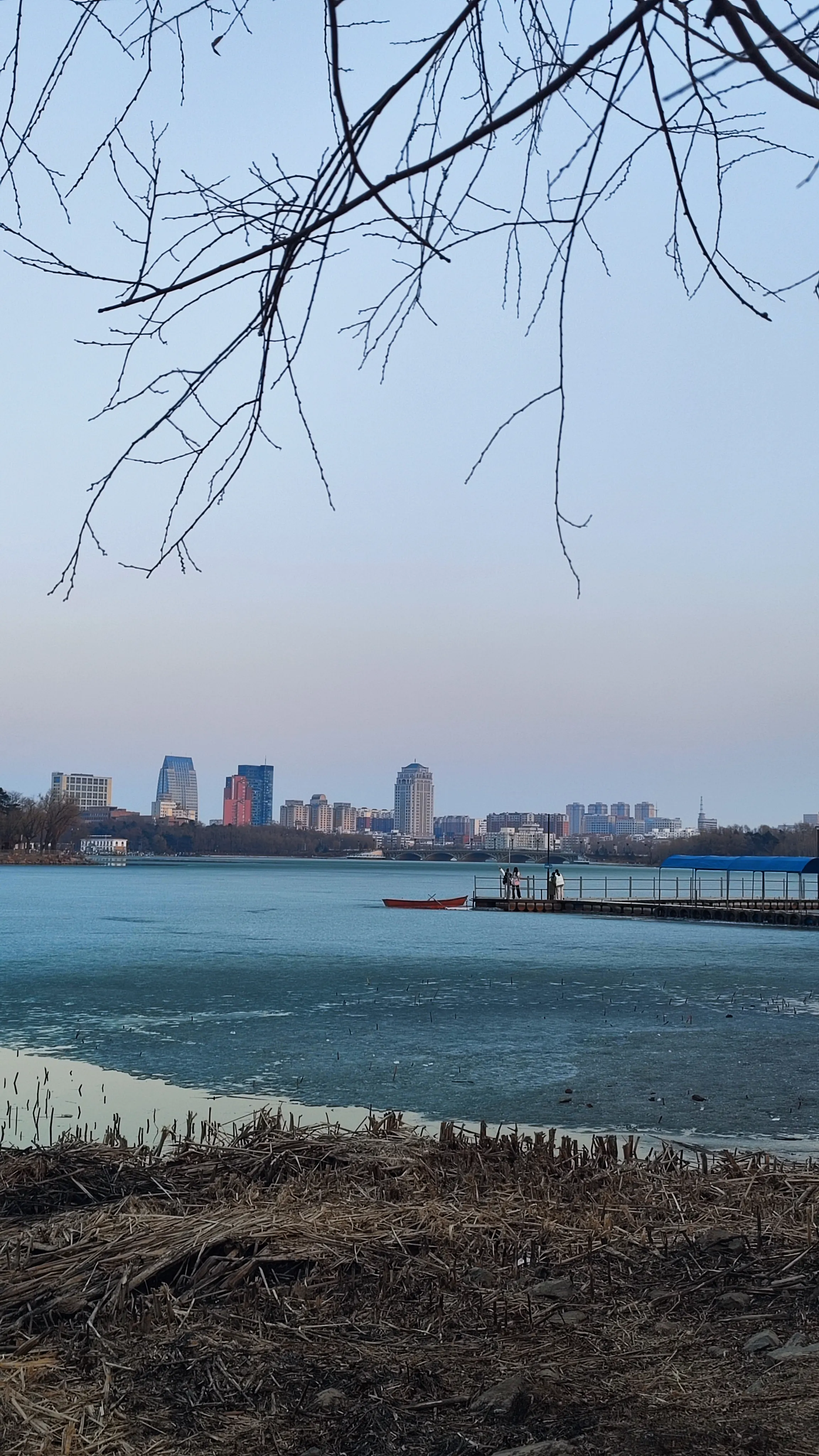 冰雪消融,远方的天空有一抹淡淡的红色,摄于2024年4月