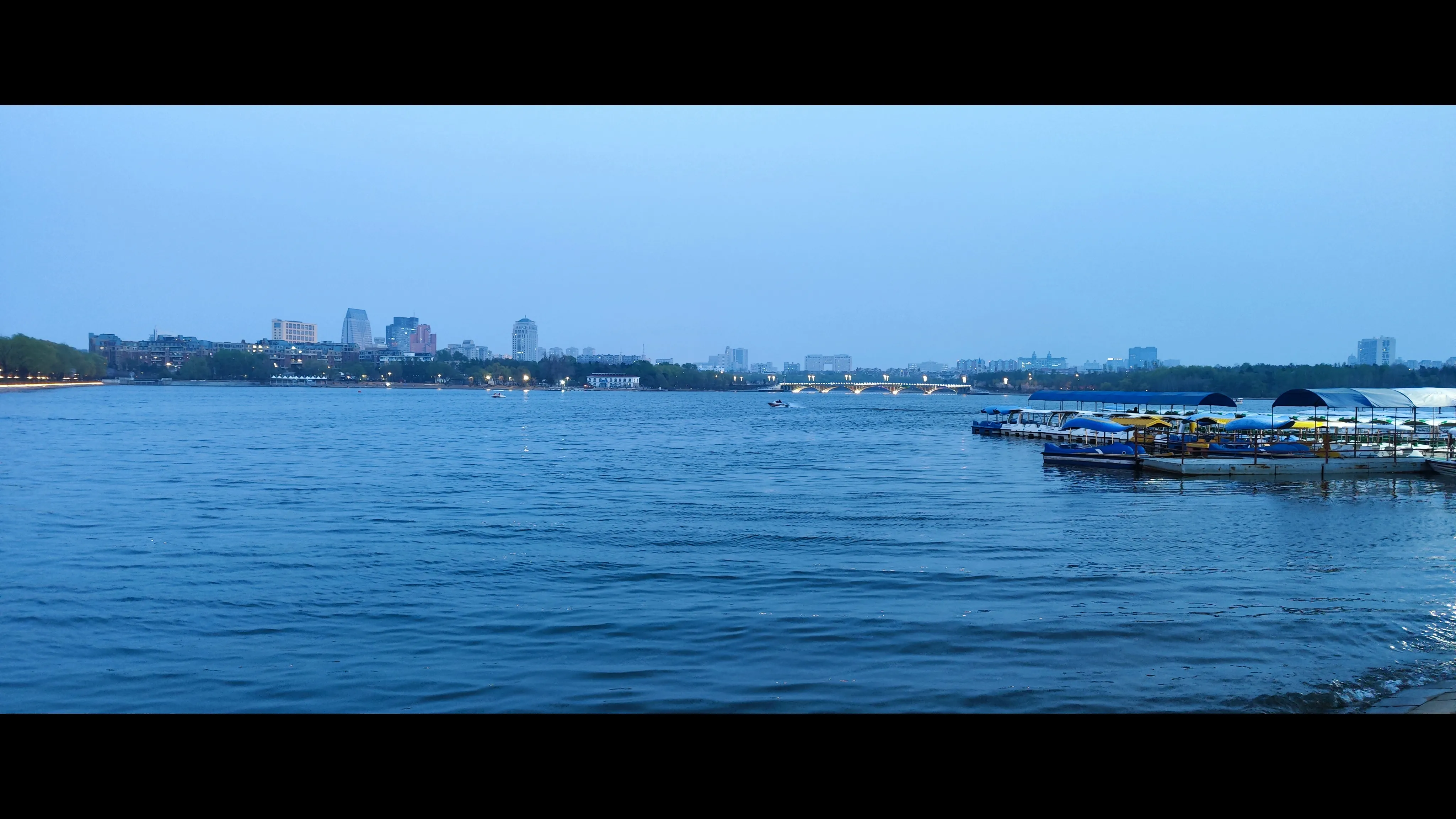 傍晚的南湖与远处的楼房大桥,摄于2024年4月