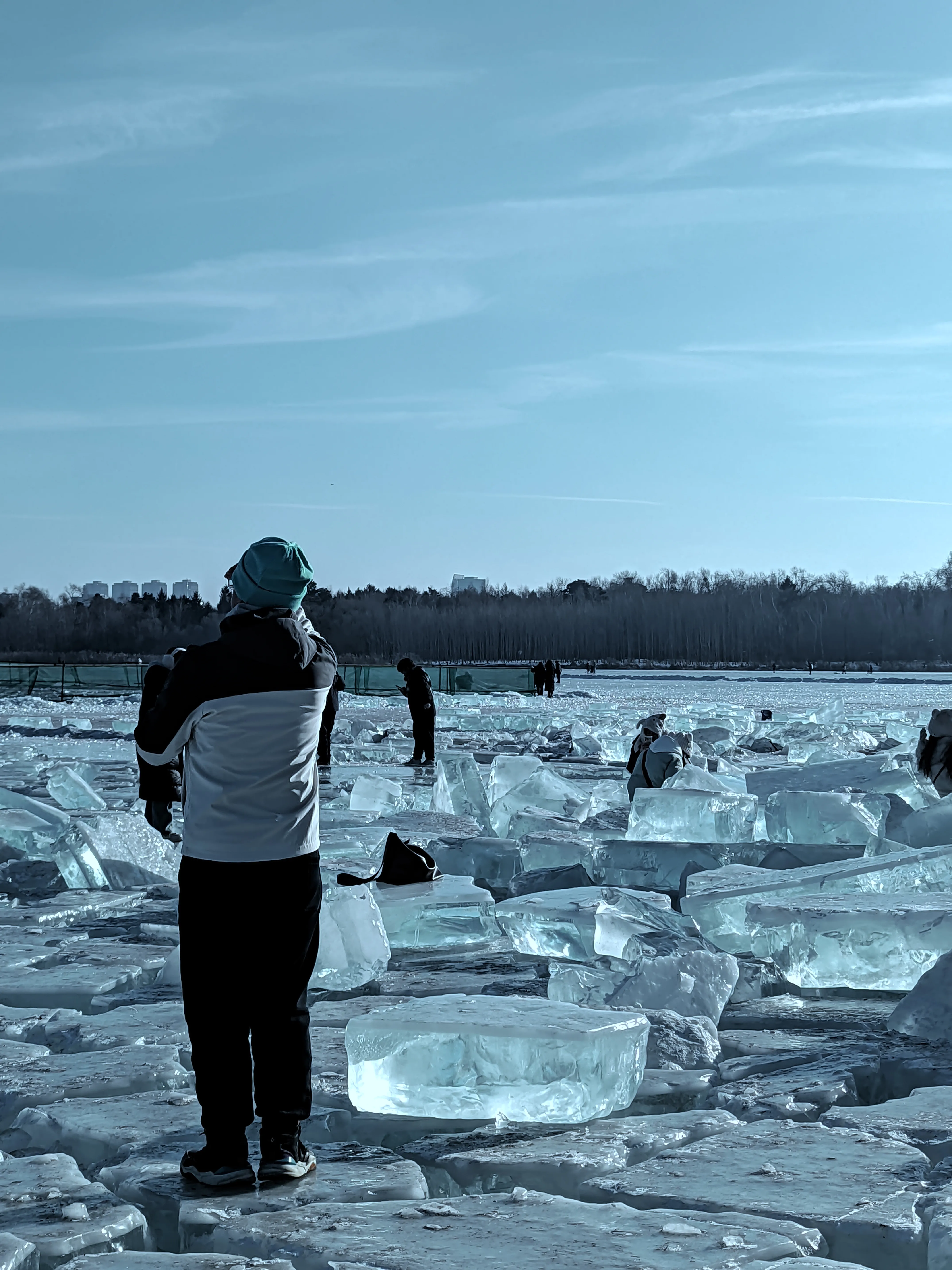 湖面上的冰块,大概是被采集下来要搭冰雪游乐设施的,摄于2025年1月